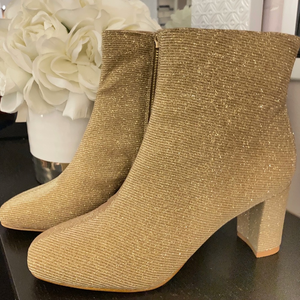 RARE!! FP ✌🏽FREE PEOPLE ✖️ Beautiful Heeled Gold Glittery Booties BNIB!!